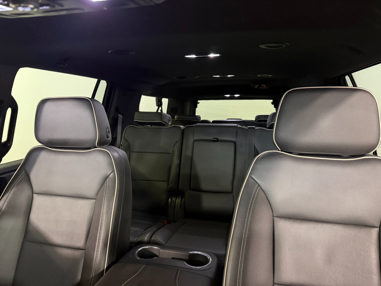 Used 2023 Chevrolet Suburban Premier image 13