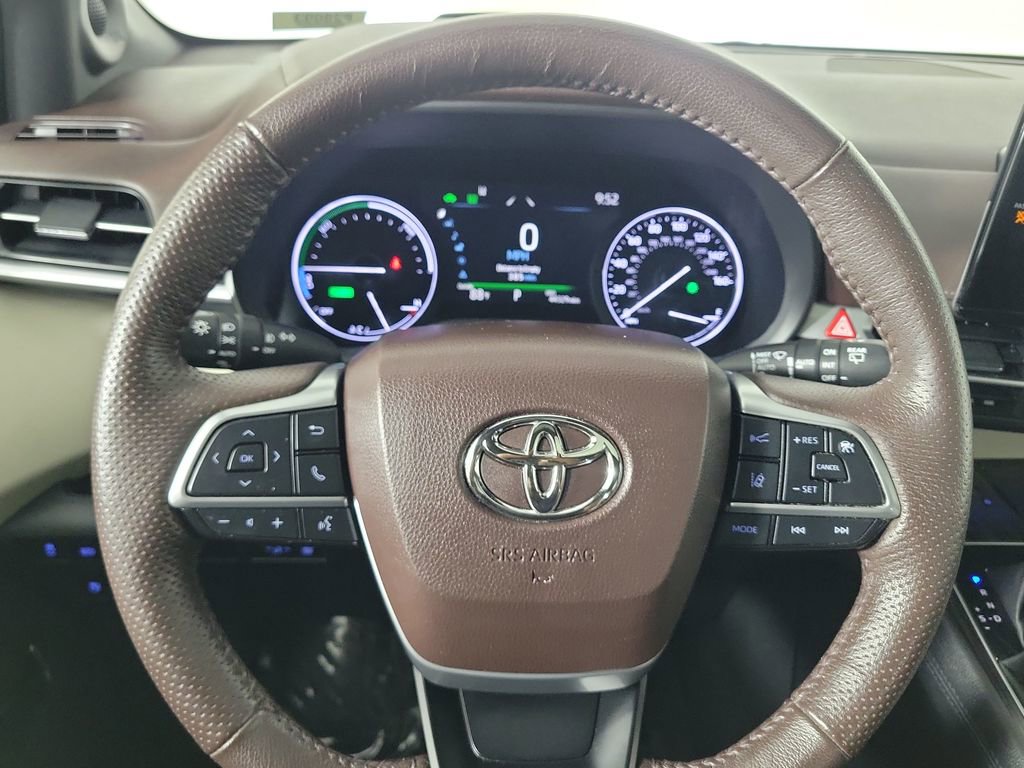 Certified 2023 Toyota Sienna Platinum AWD/4WD image 9