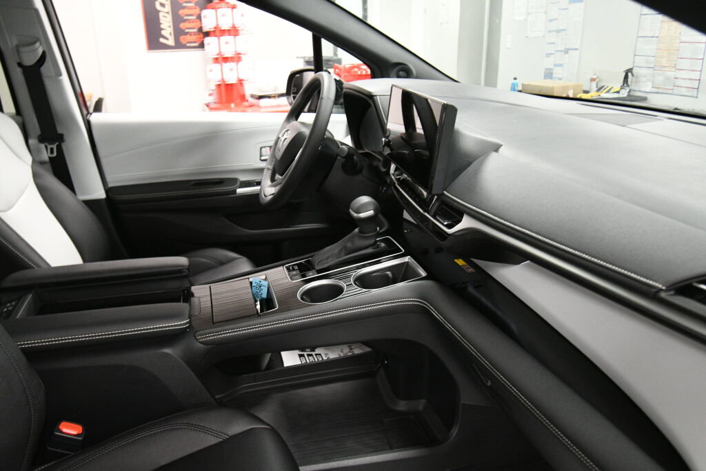 Used 2025 Toyota Sienna XSE w/ XSE Plus Package image 31
