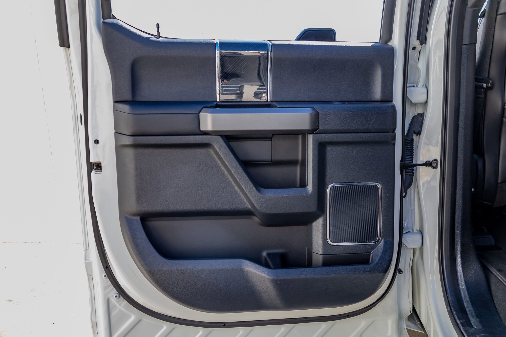 Used 2022 Ford F350 Platinum w/ FX4 Off-Road Package image 34