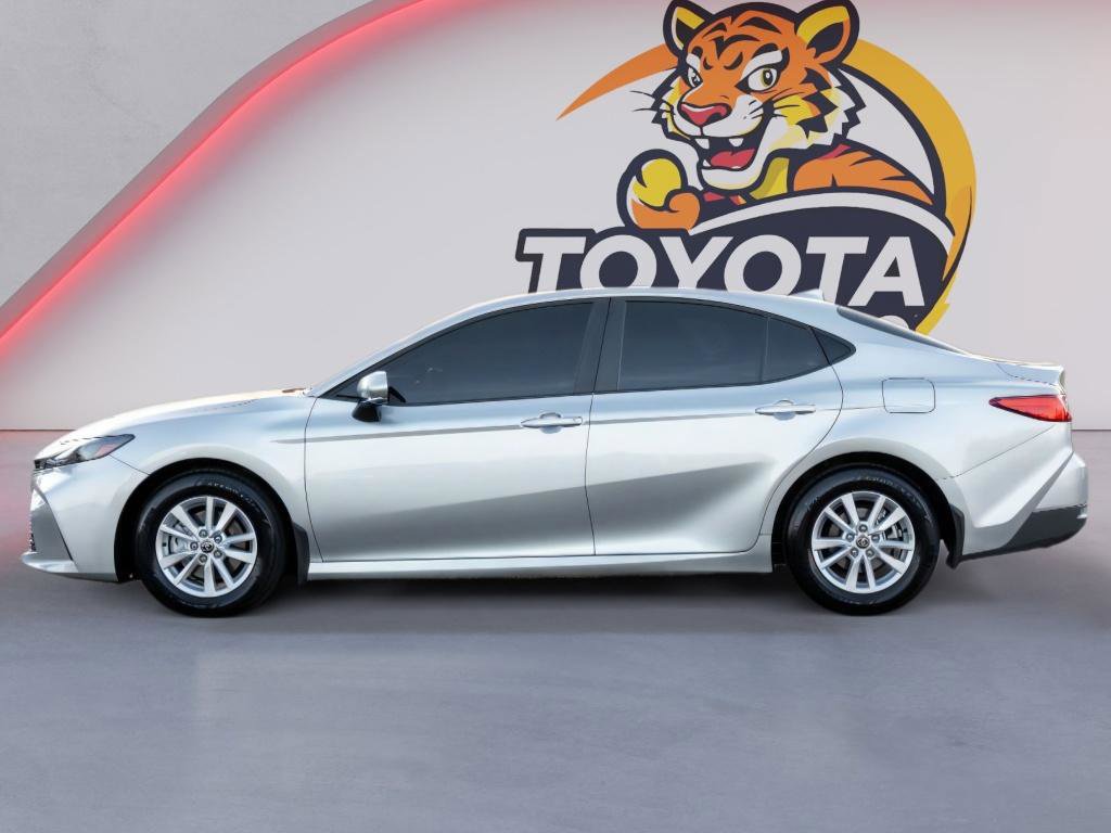 Used 2025 Toyota Camry LE image 8