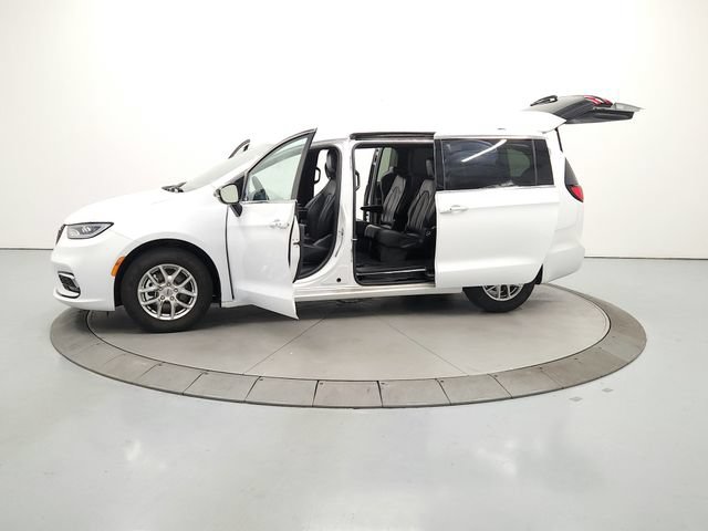 Used 2025 Chrysler Pacifica Select FWD image 13
