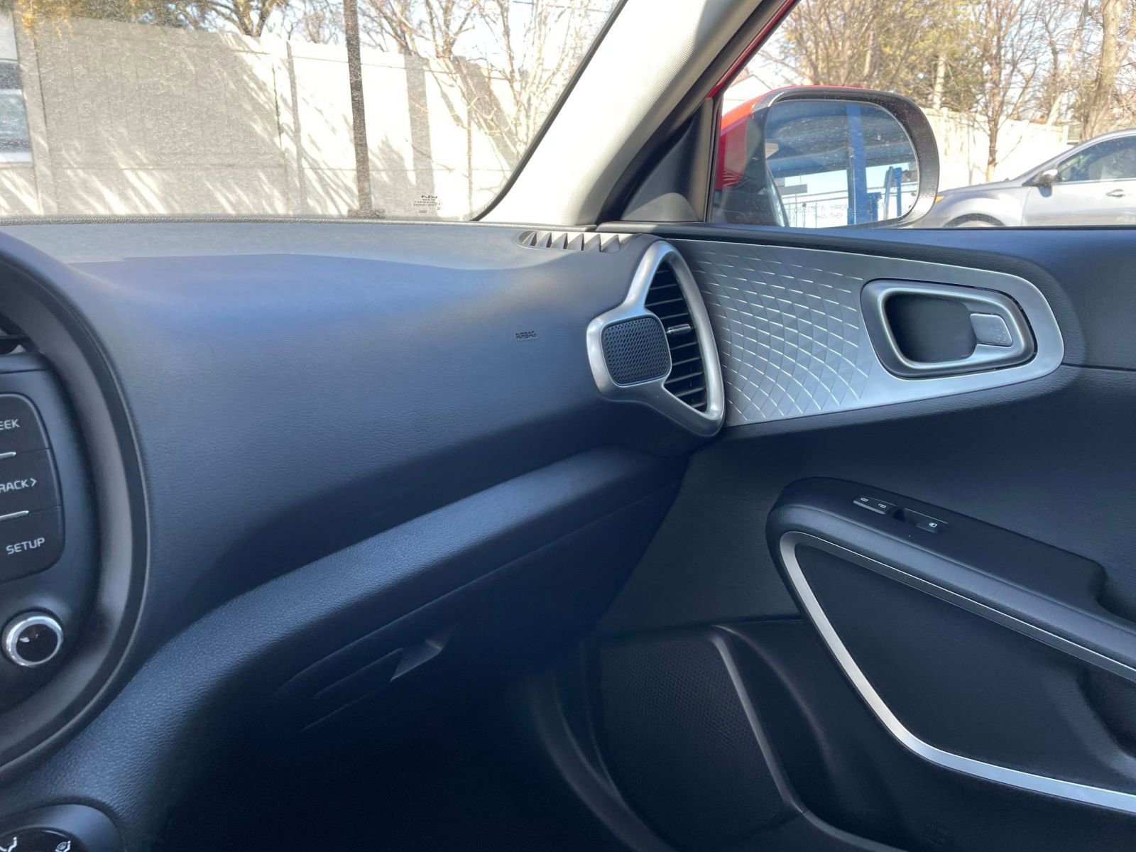 Used 2025 Kia Soul LX w/ LX Technology Package FWD image 33