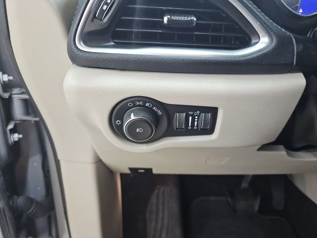 Used 2020 Chrysler Pacifica Limited FWD image 28