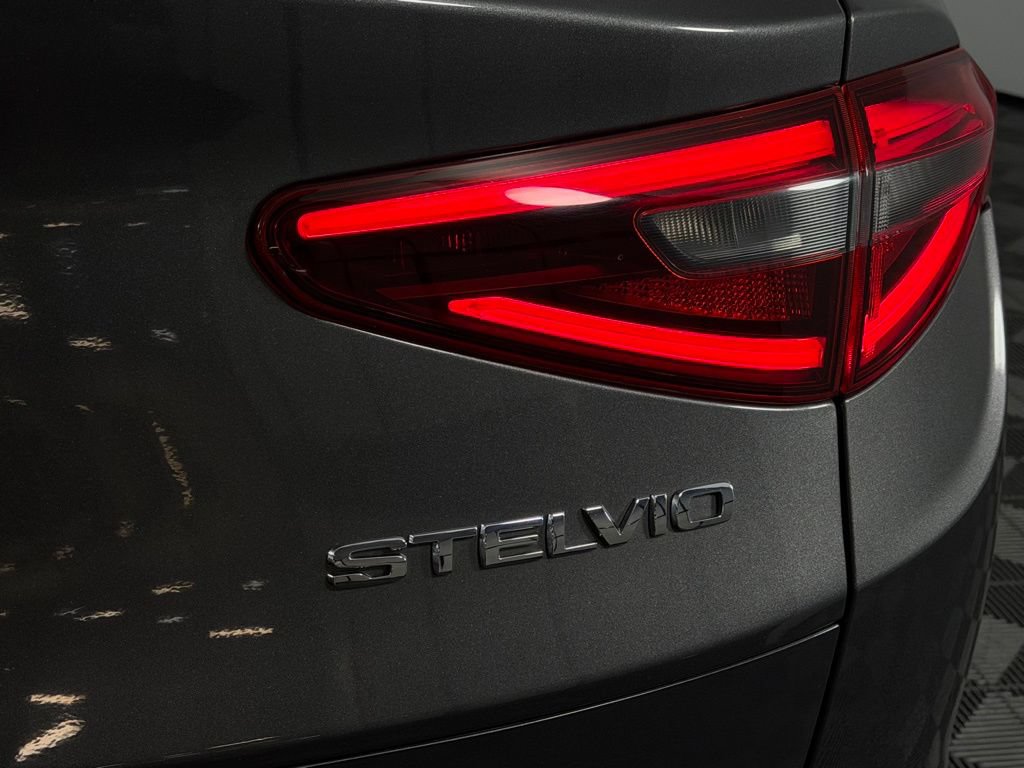Used 2023 Alfa Romeo Stelvio Ti AWD/4WD image 14