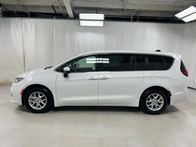 Used 2023 Chrysler Pacifica Touring-L image 8