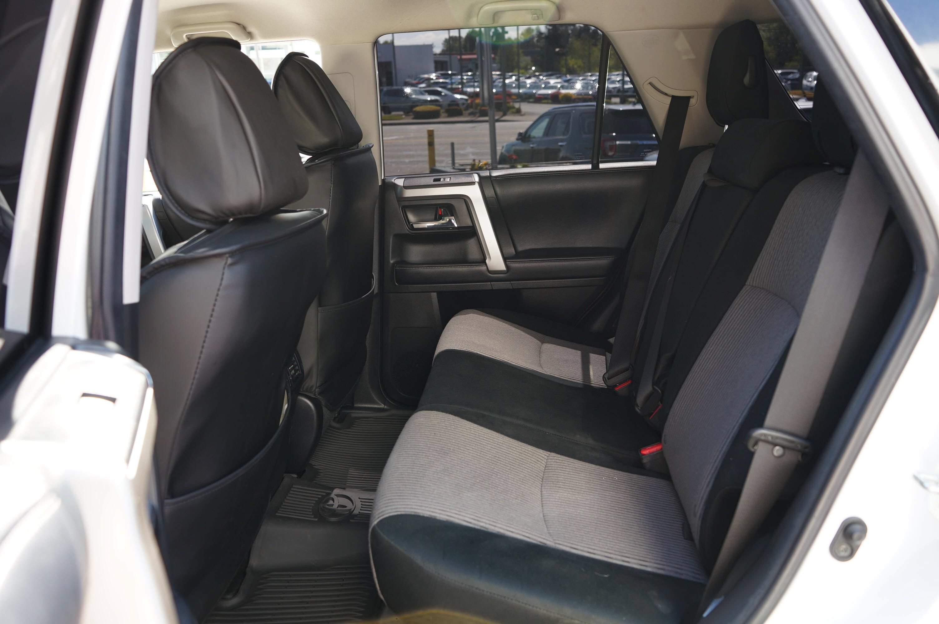 Used 2018 Toyota 4Runner SR5 AWD/4WD image 15