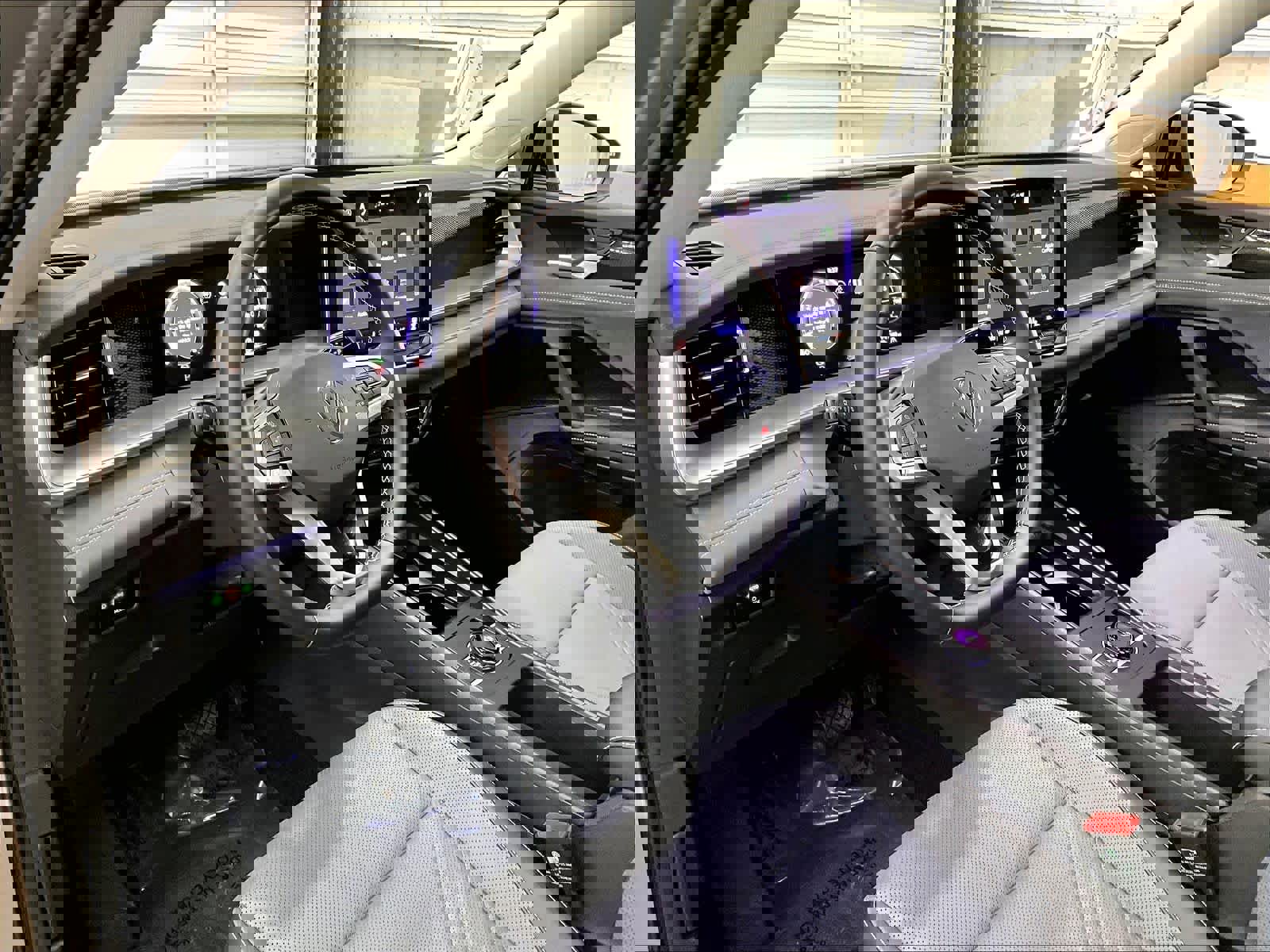 Used 2025 Volkswagen Tiguan SE w/ Panoramic Sunroof Package image 17