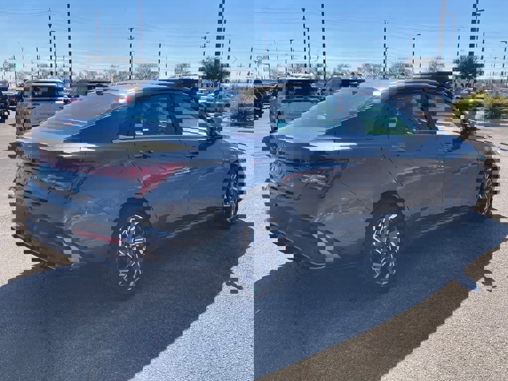 Used 2025 Hyundai Elantra SEL image 5