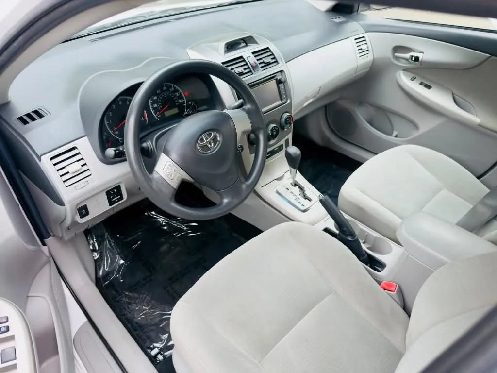 Used 2013 Toyota Corolla LE FWD image 9