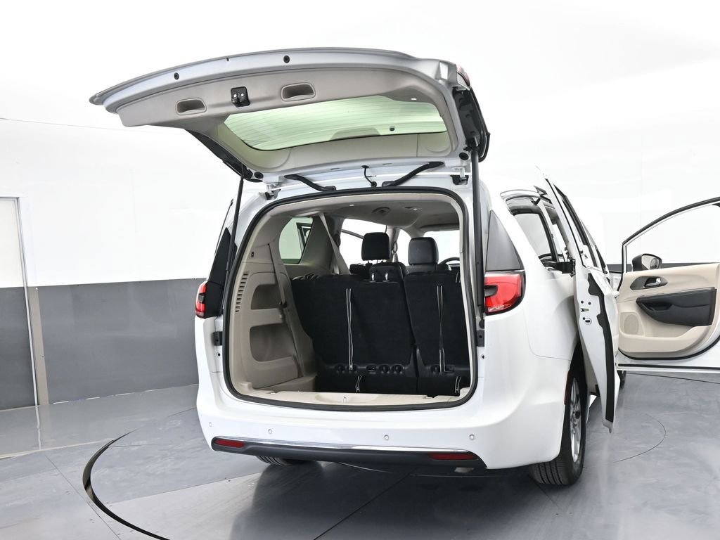 Used 2023 Chrysler Pacifica Touring-L image 72