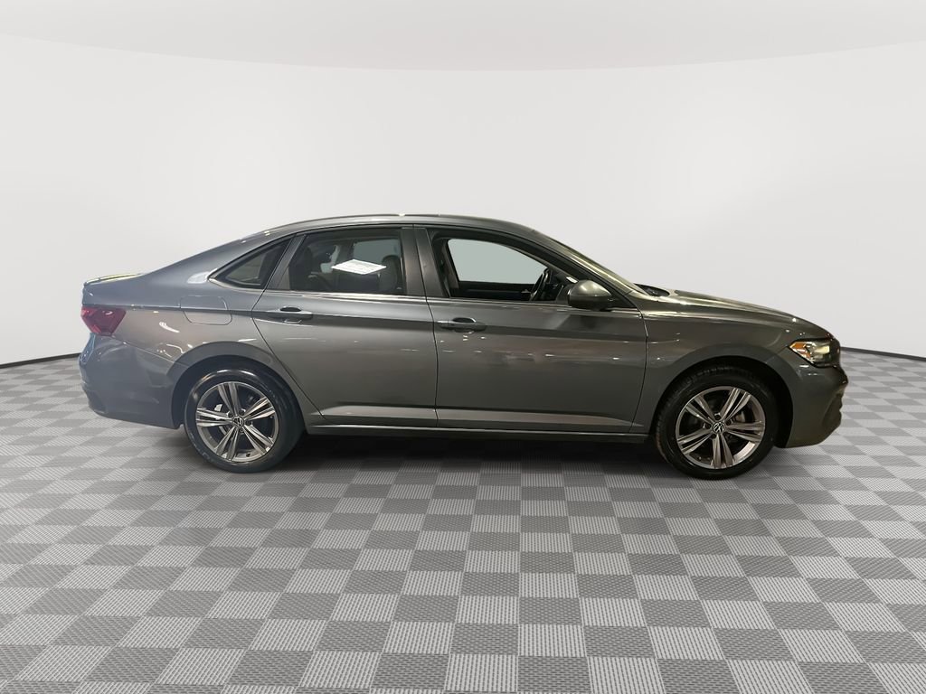 Used 2023 Volkswagen Jetta SE image 2
