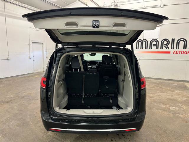 Certified 2022 Chrysler Pacifica Touring-L FWD image 17