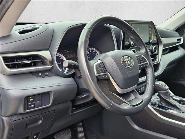 Used 2022 Toyota Highlander XLE image 10