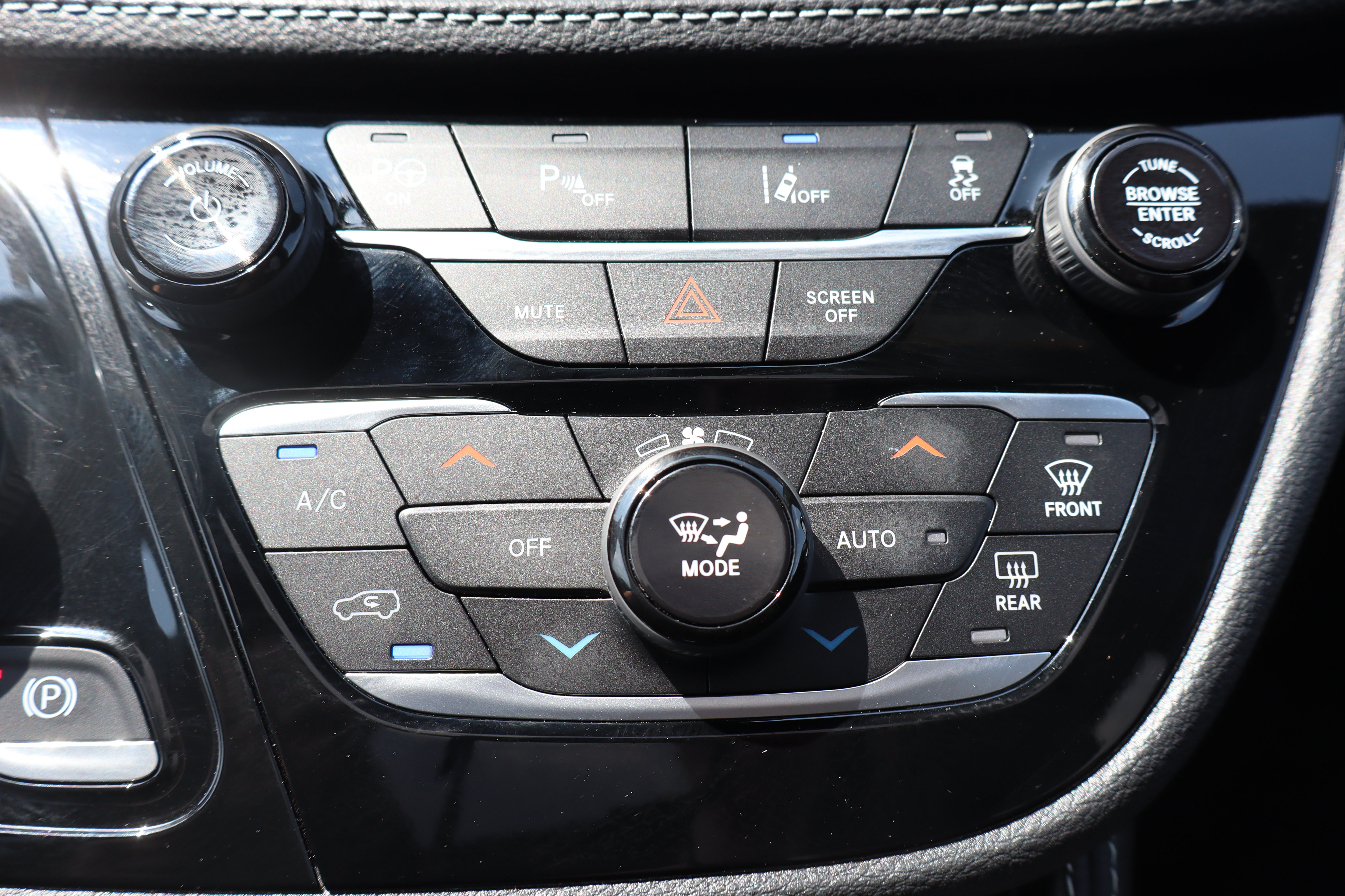 Used 2024 Chrysler Pacifica Premium FWD image 25