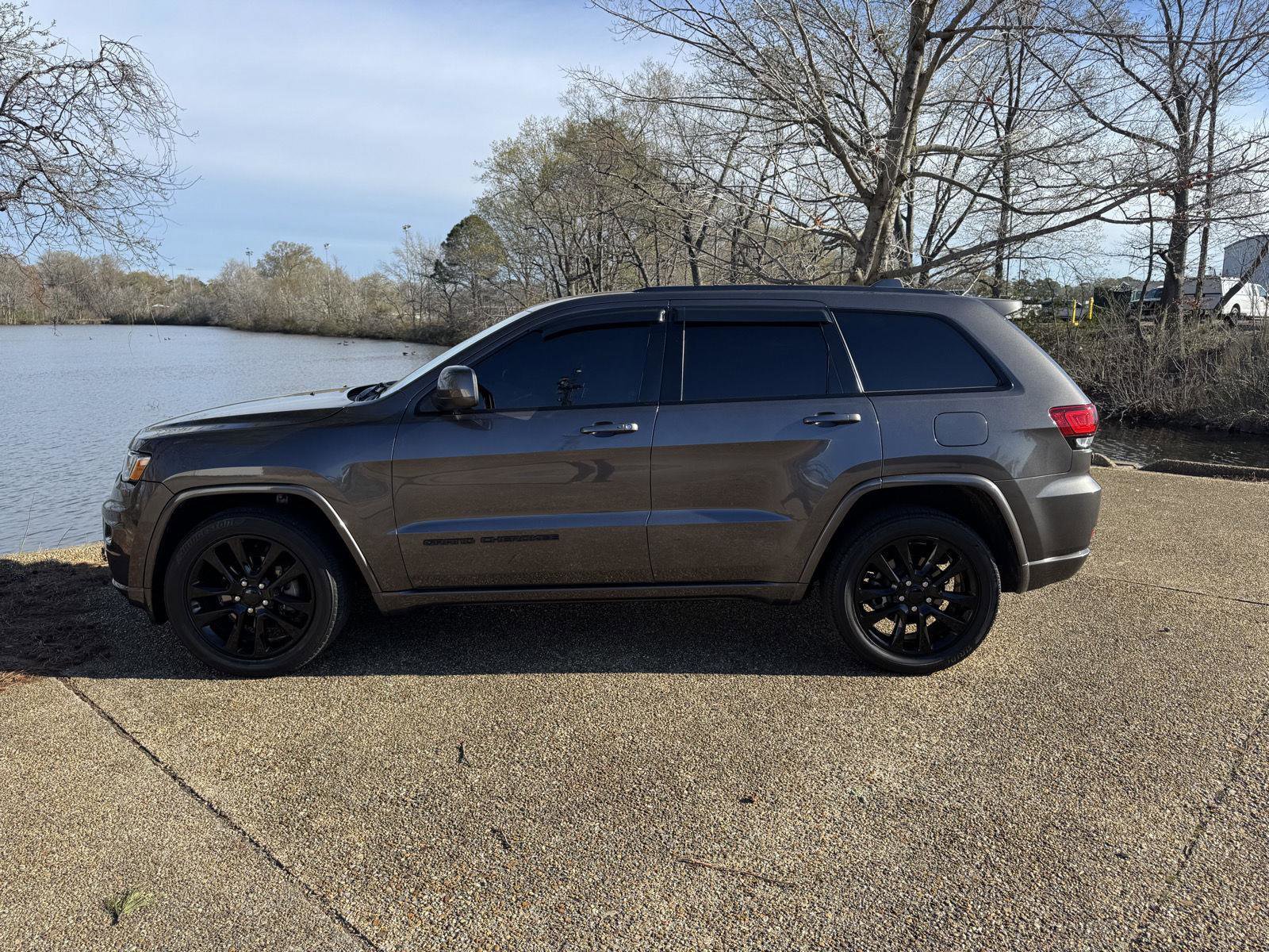 Used 2019 Jeep Grand Cherokee Altitude RWD image 10