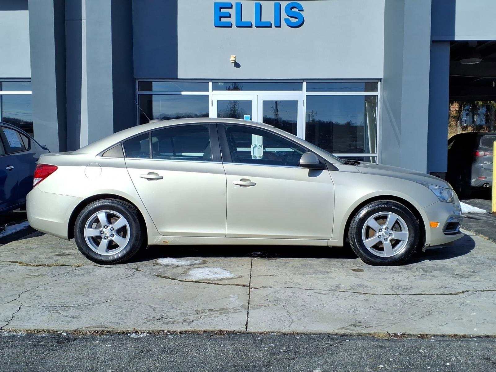 Used 2016 Chevrolet Cruze LT FWD image 2