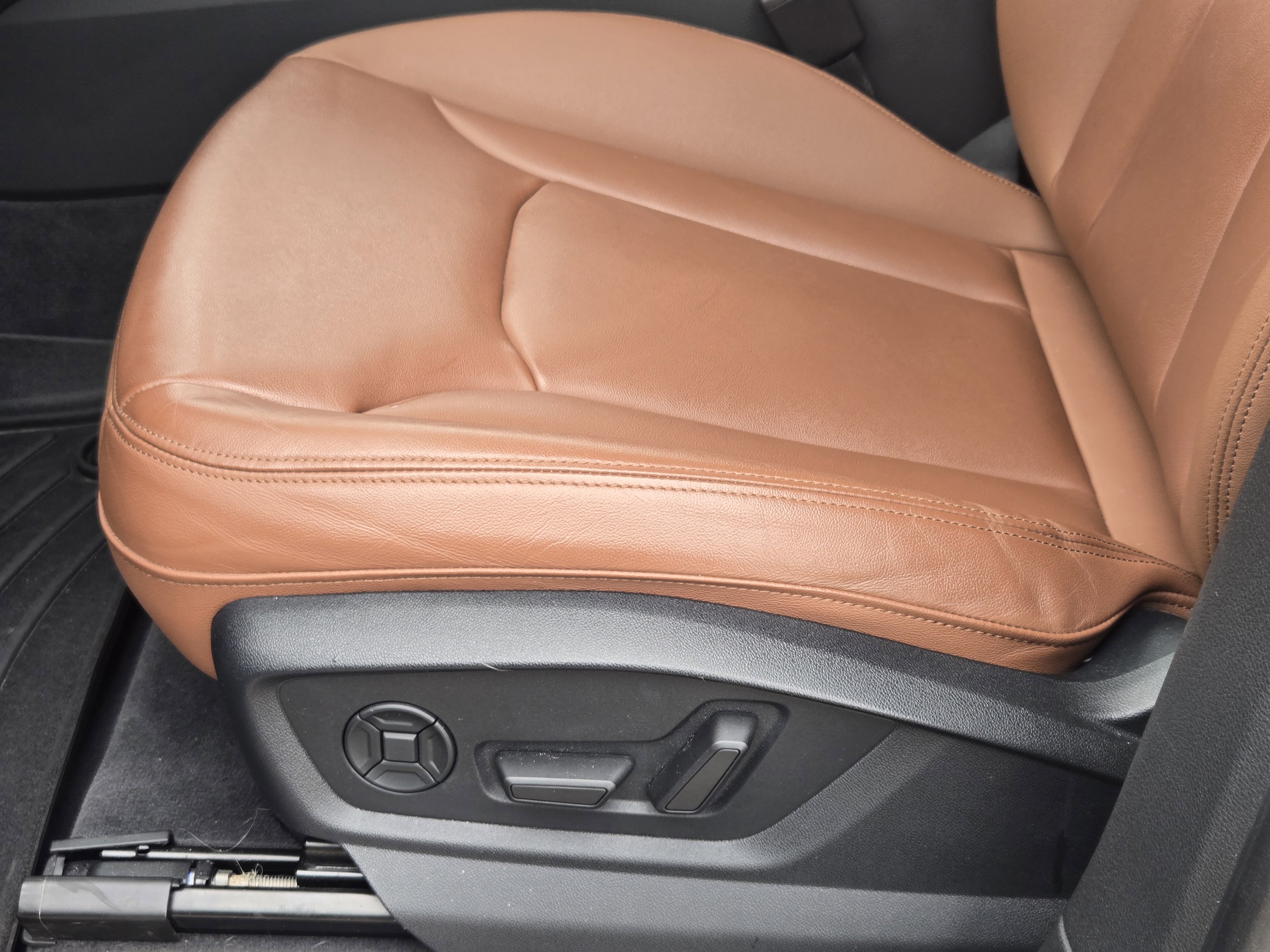 Used 2023 Audi Q8 Premium image 21