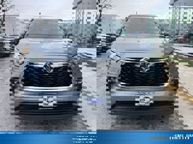 Used 2022 Toyota Highlander XLE image 2