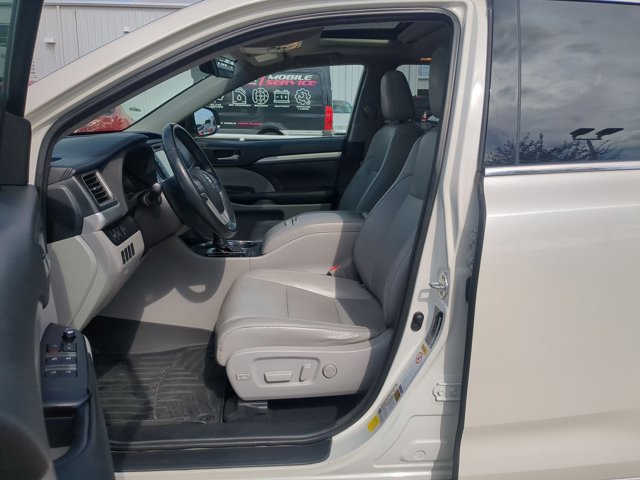 Used 2017 Toyota Highlander XLE w/ Carpet Mat Package image 14