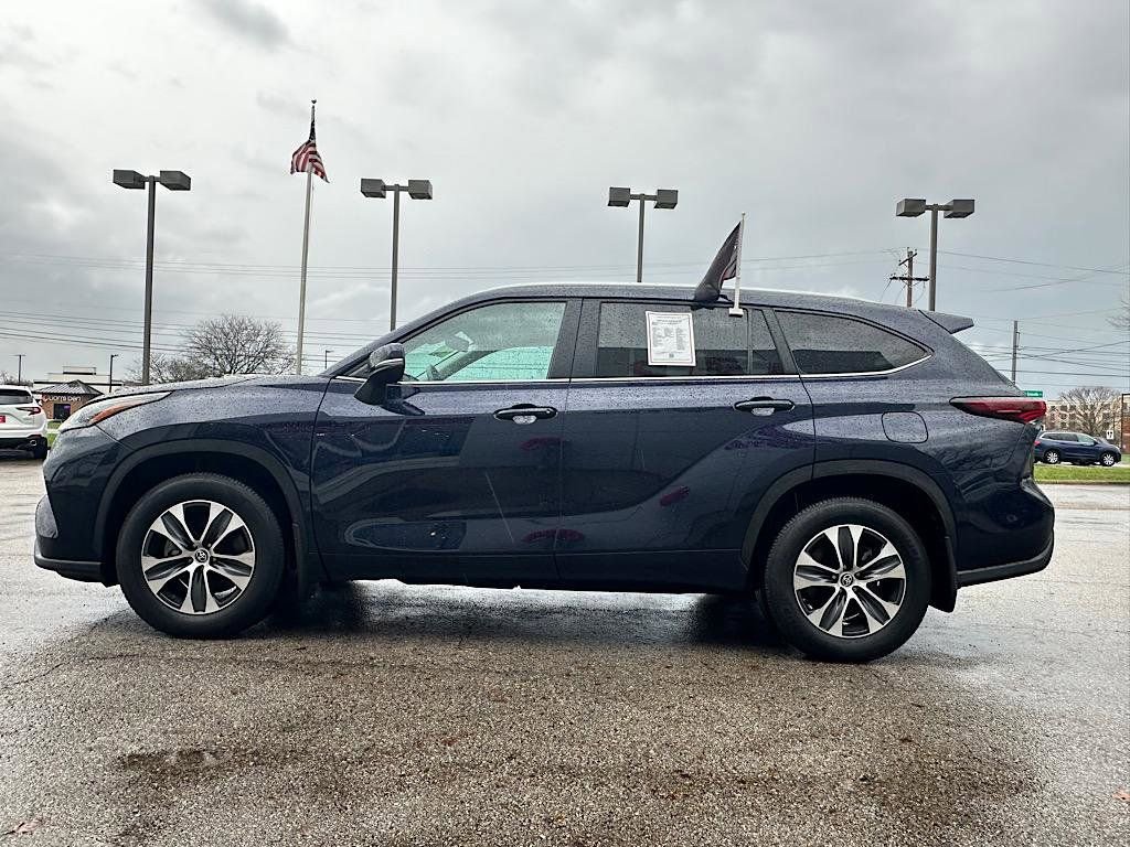 Certified 2024 Toyota Highlander XLE image 2