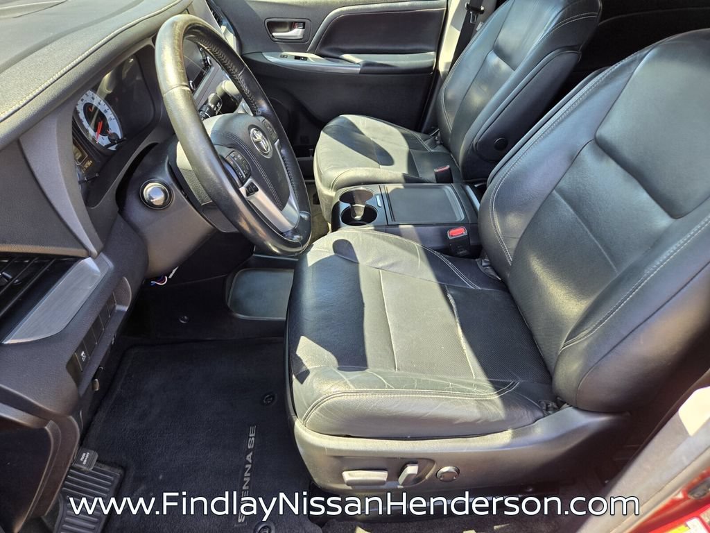 Used 2018 Toyota Sienna SE Premium w/ Carpet Mat Package FWD image 10