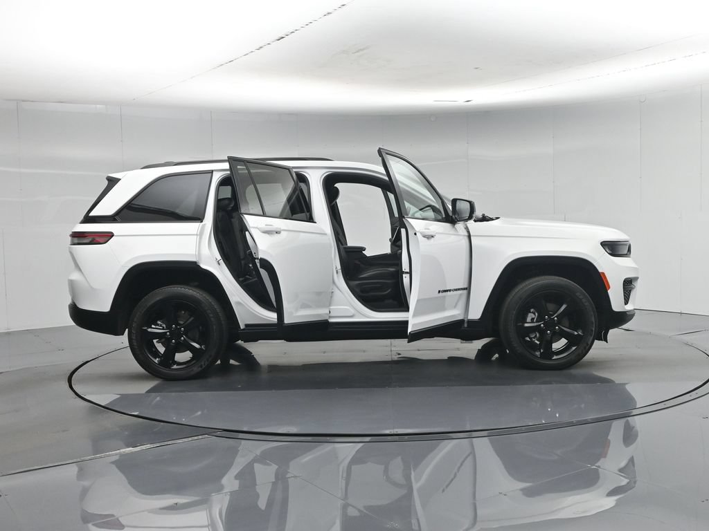 Used 2023 Jeep Grand Cherokee Laredo AWD/4WD image 5
