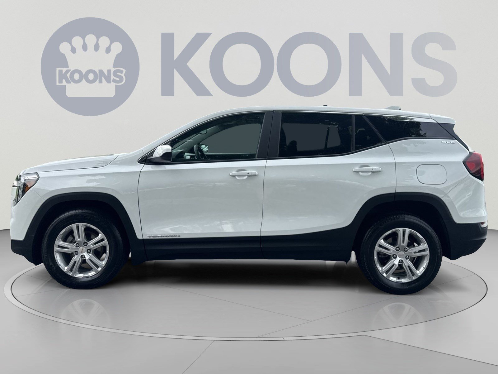 Used 2024 GMC Terrain SLE AWD/4WD image 2