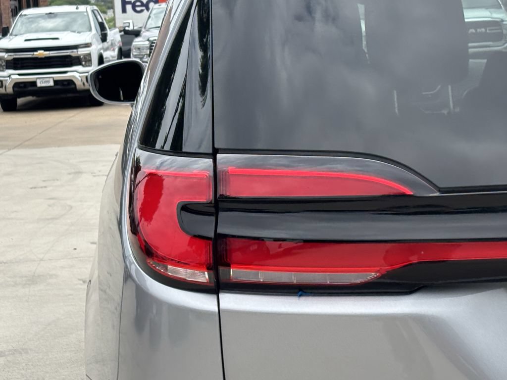 Used 2021 Chrysler Pacifica Touring w/ Cold Weather Group FWD image 5