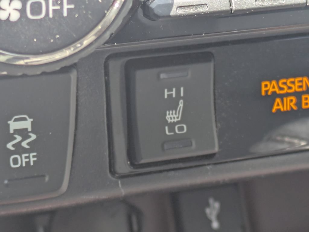Used 2020 Toyota RAV4 Limited FWD image 54
