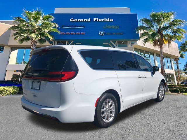 Certified 2025 Chrysler Pacifica Select FWD image 5