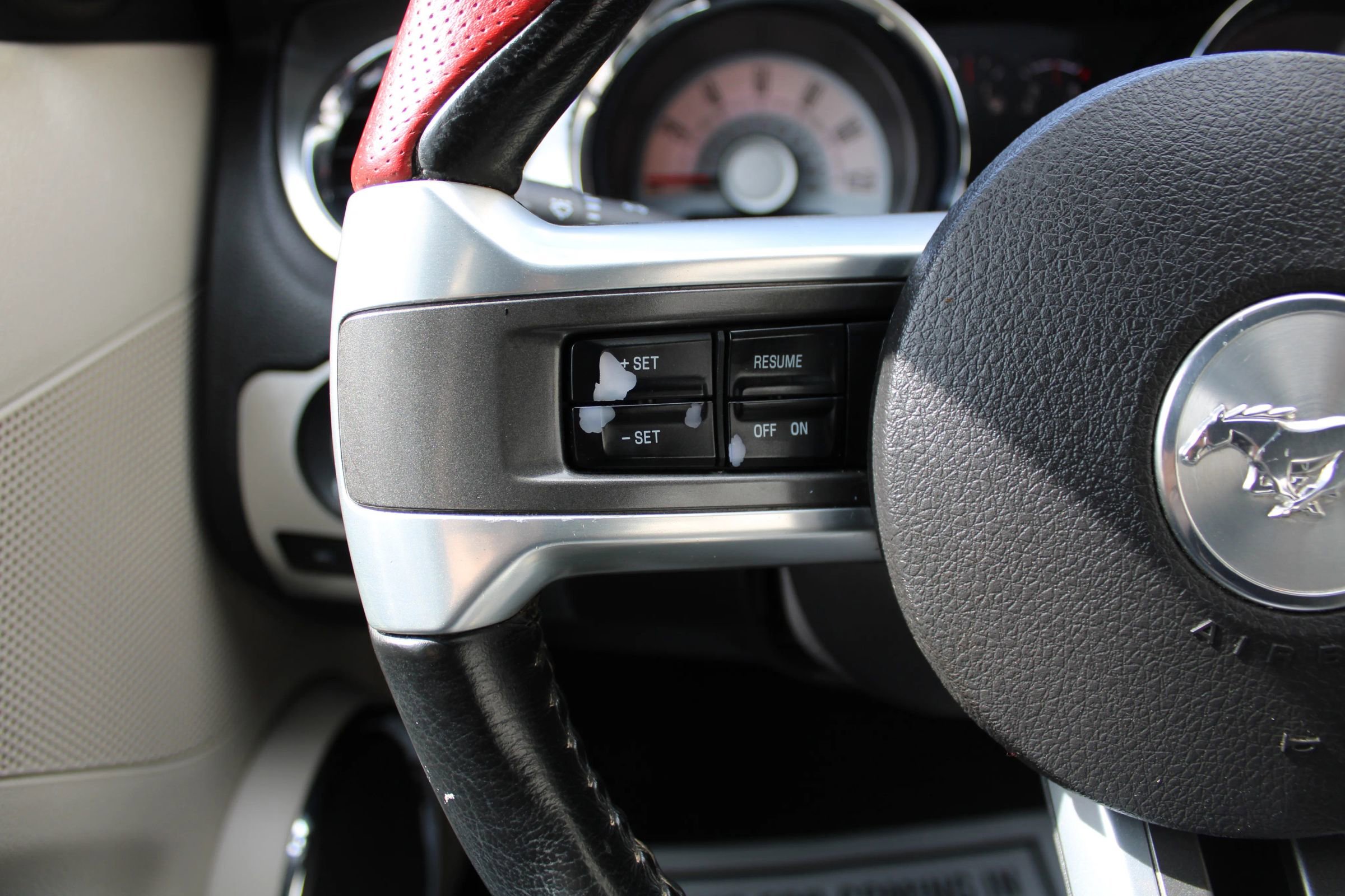 Used 2010 Ford Mustang Convertible image 8