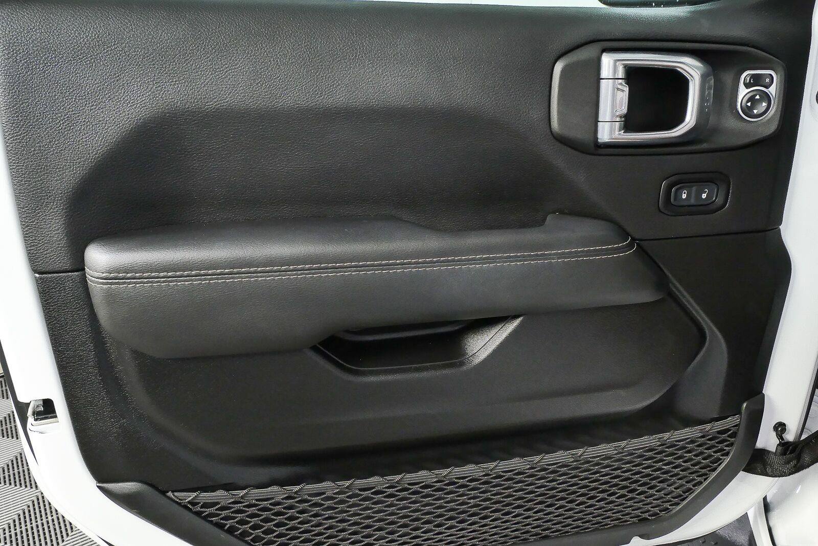 Used 2021 Jeep Wrangler Unlimited Sahara AWD/4WD image 6