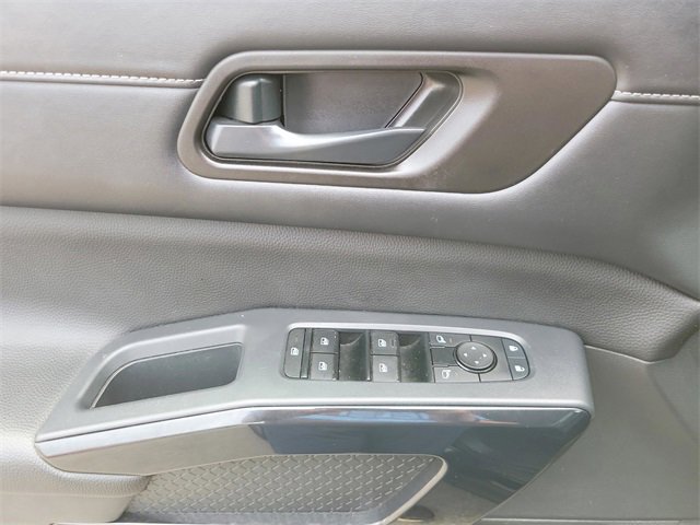 Used 2025 Nissan Pathfinder SV image 12