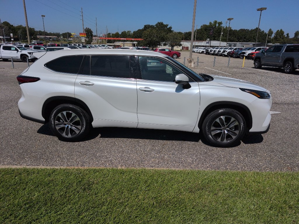 Used 2022 Toyota Highlander XLE FWD image 8