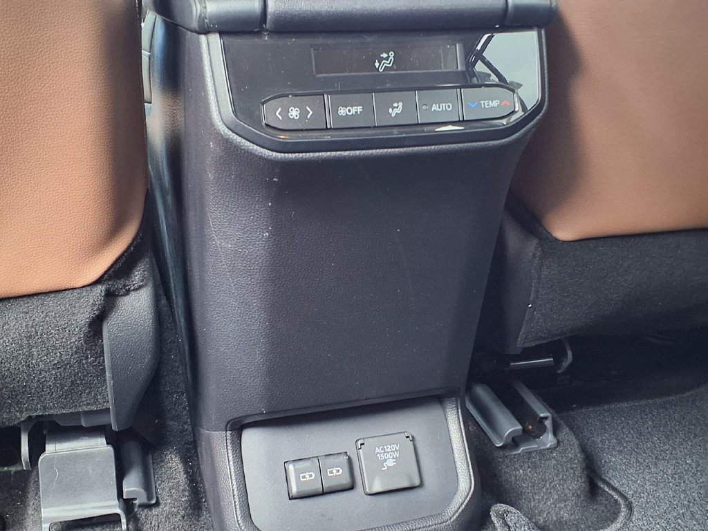 Used 2025 Toyota Highlander Limited AWD/4WD image 16