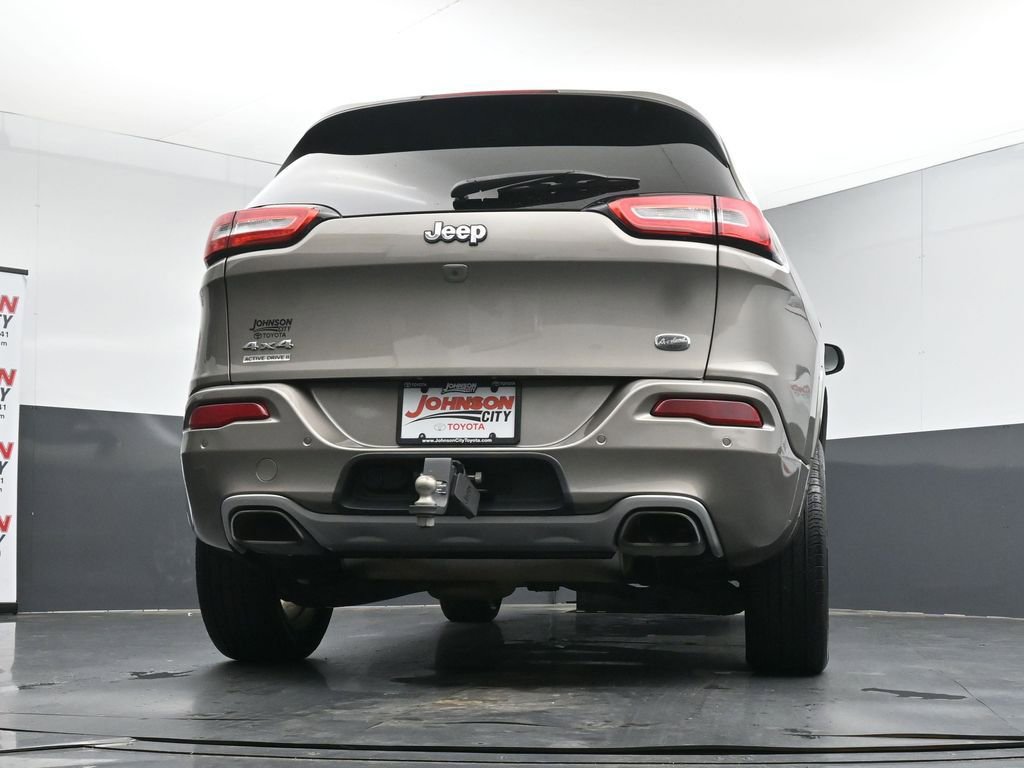 Used 2017 Jeep Cherokee Overland w/ Technology Group AWD/4WD image 38