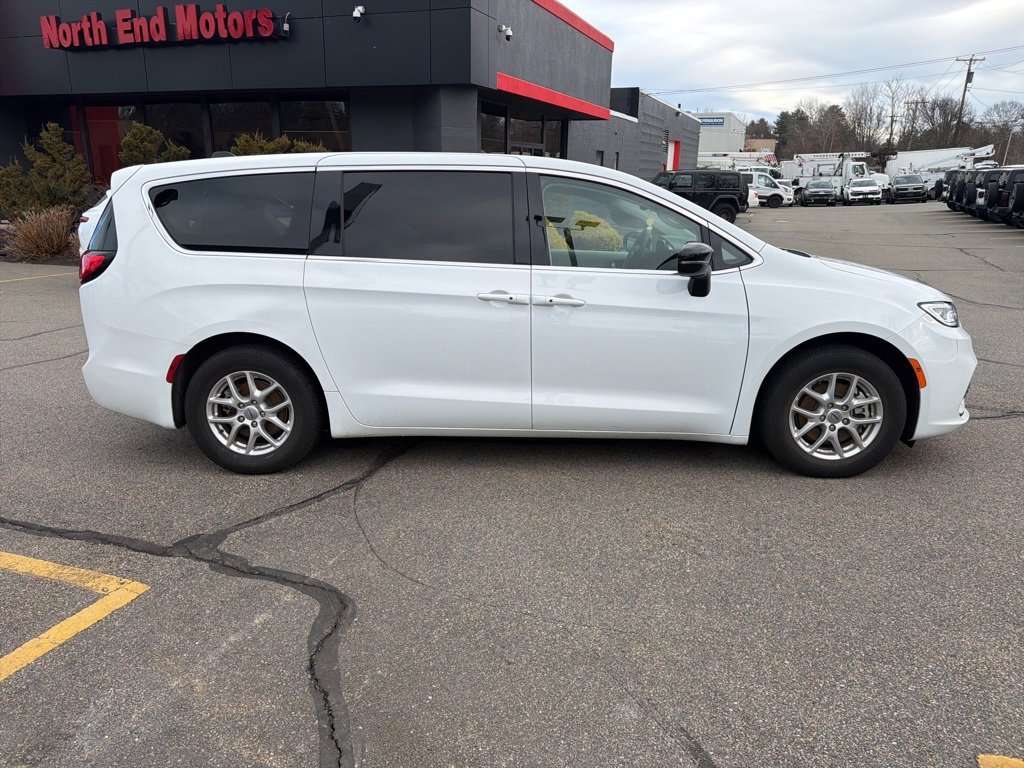 Used 2024 Chrysler Pacifica Touring-L image 2