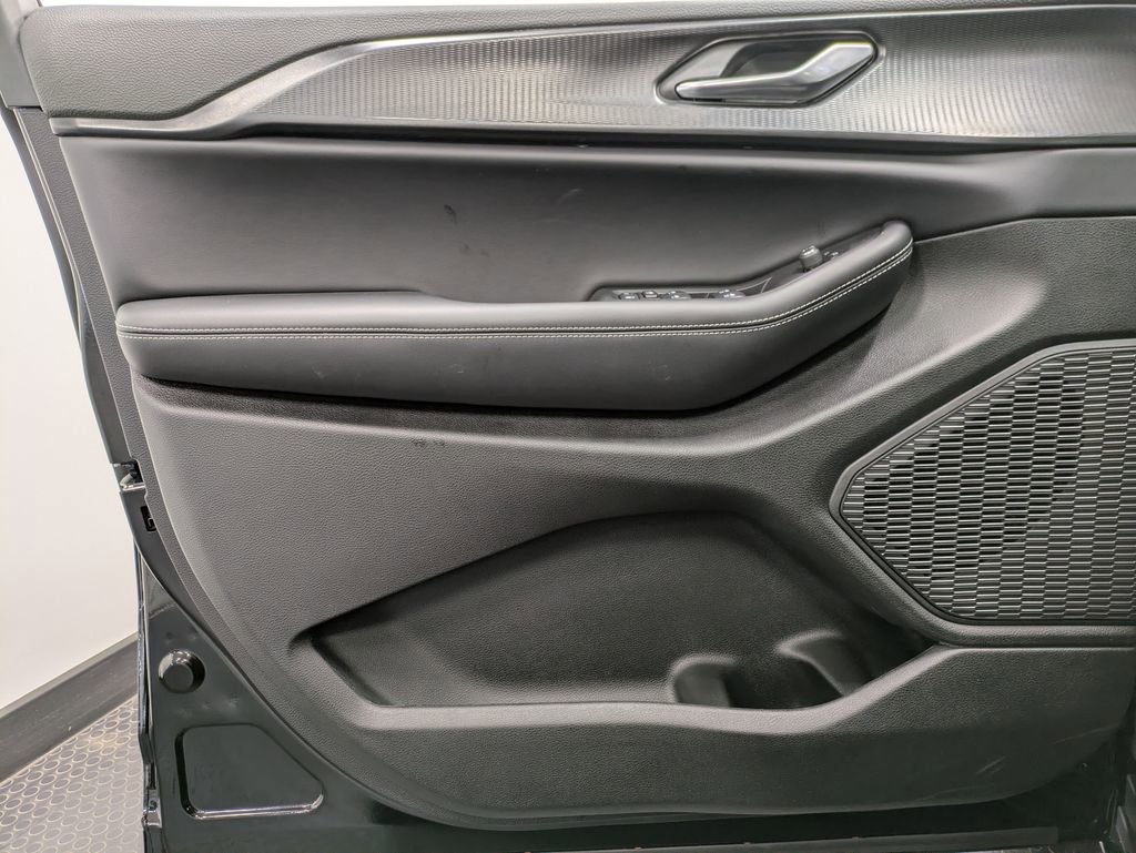 Used 2025 Jeep Grand Cherokee Altitude image 8