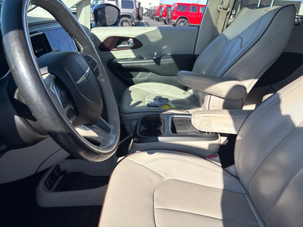 Used 2020 Chrysler Pacifica Limited w/ Advanced Safetytec Group FWD image 18