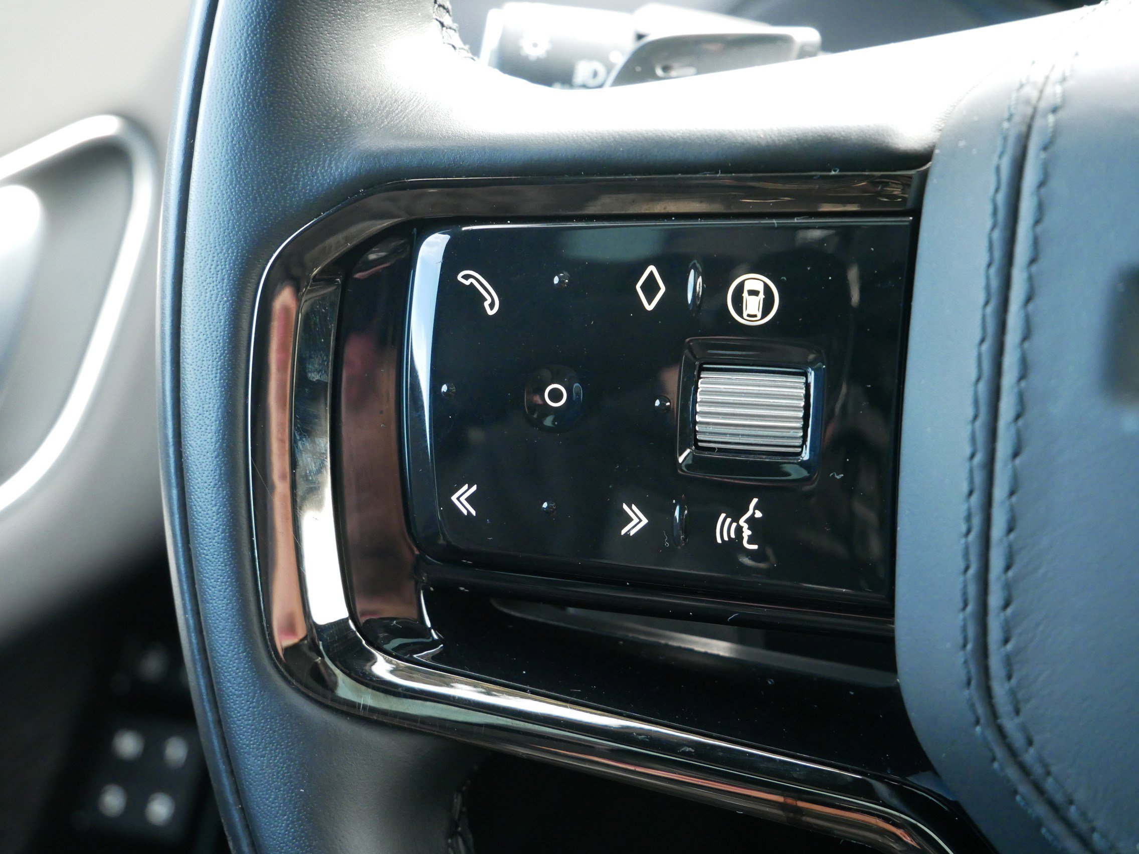 Used 2025 Land Rover Range Rover Velar Dynamic SE image 22