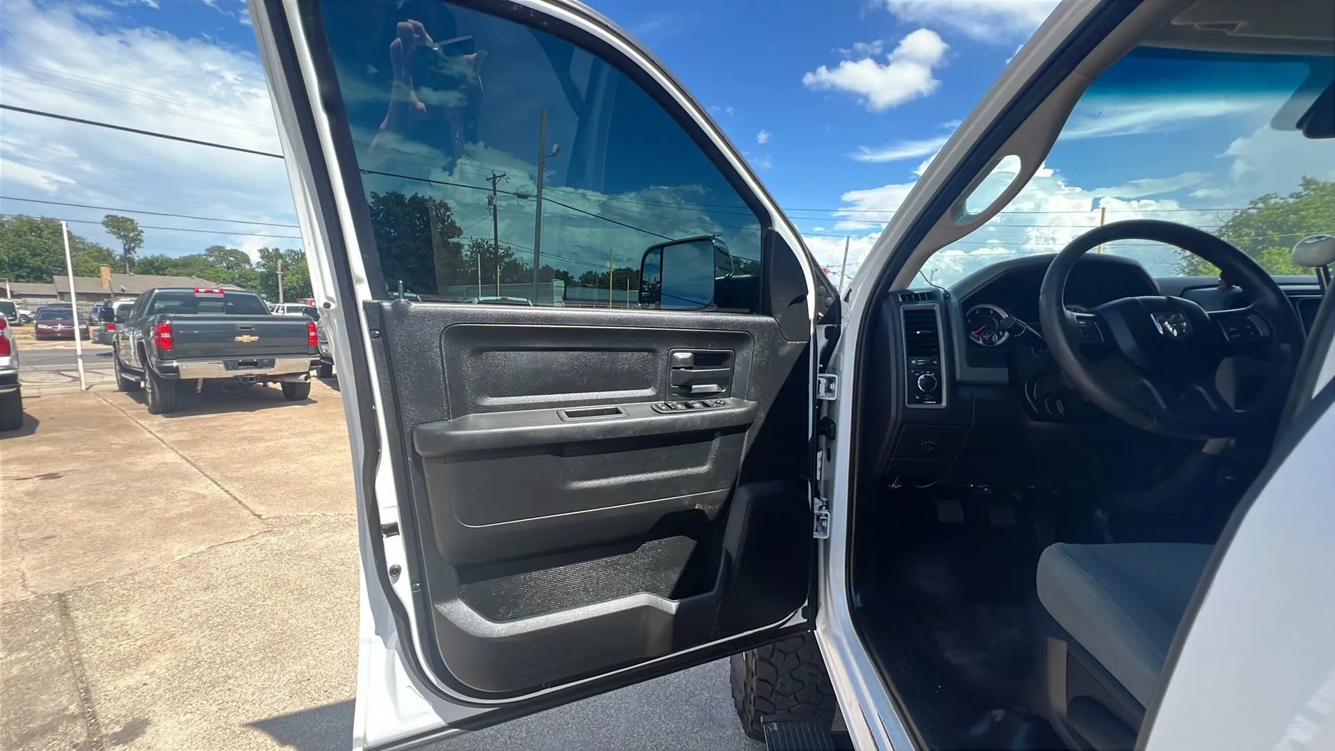 Used 2018 RAM 3500 Tradesman w/ Chrome Appearance Group AWD/4WD image 12