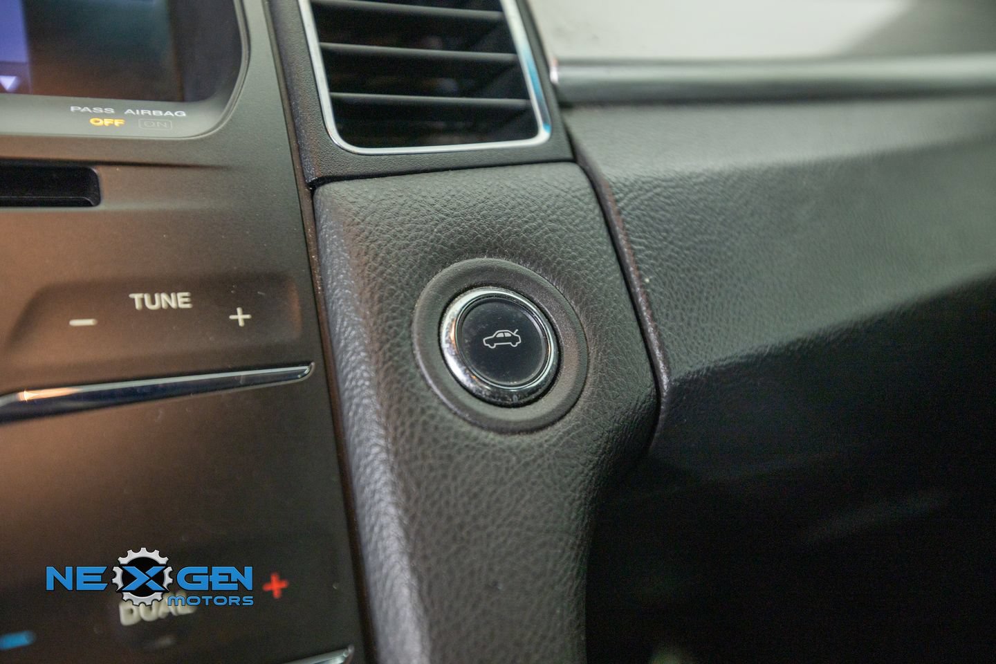 Used 2013 Ford Taurus SEL FWD image 20