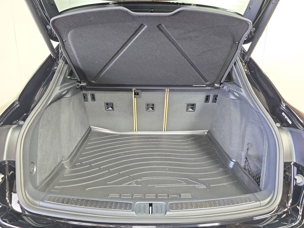 Certified 2025 Porsche Macan AWD/4WD image 25