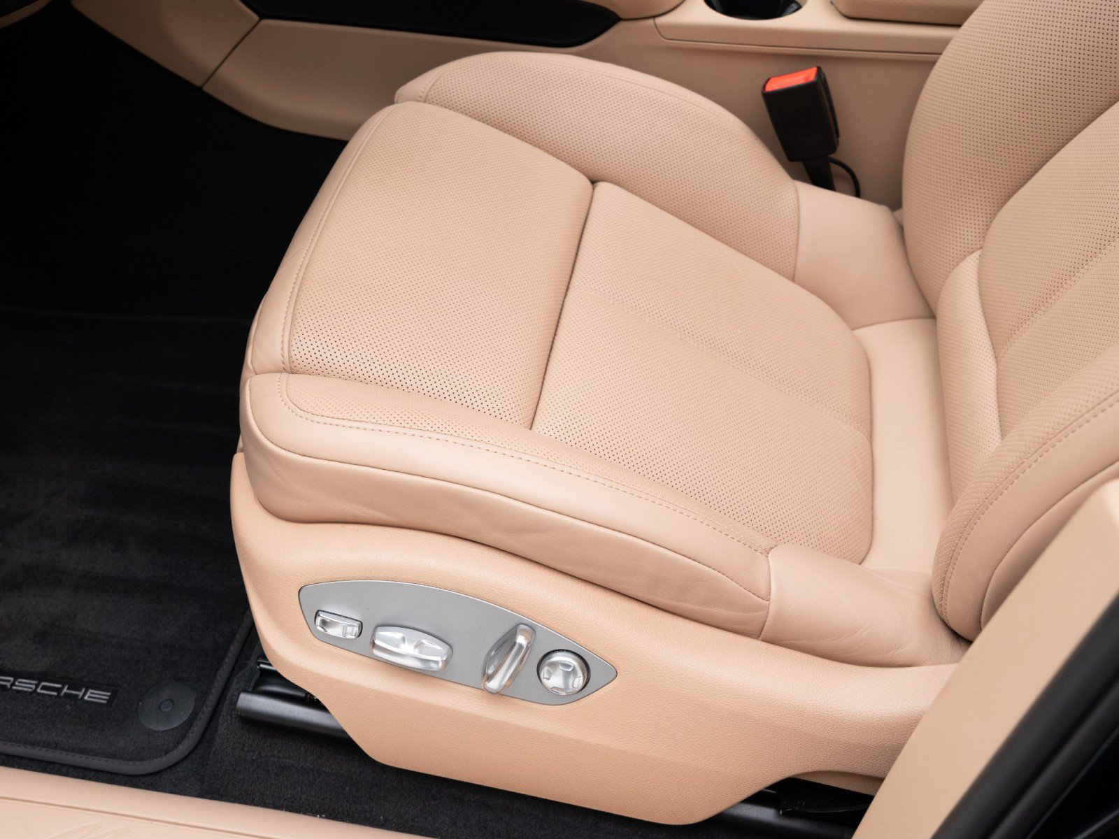 Certified 2025 Porsche Macan AWD/4WD image 16