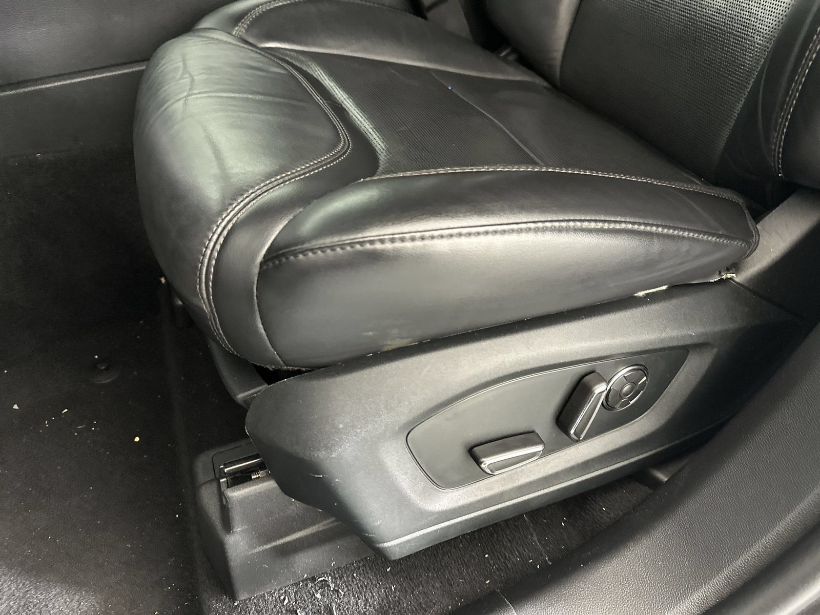 Used 2020 Ford Explorer Platinum w/ Premium Technology Package AWD/4WD image 12