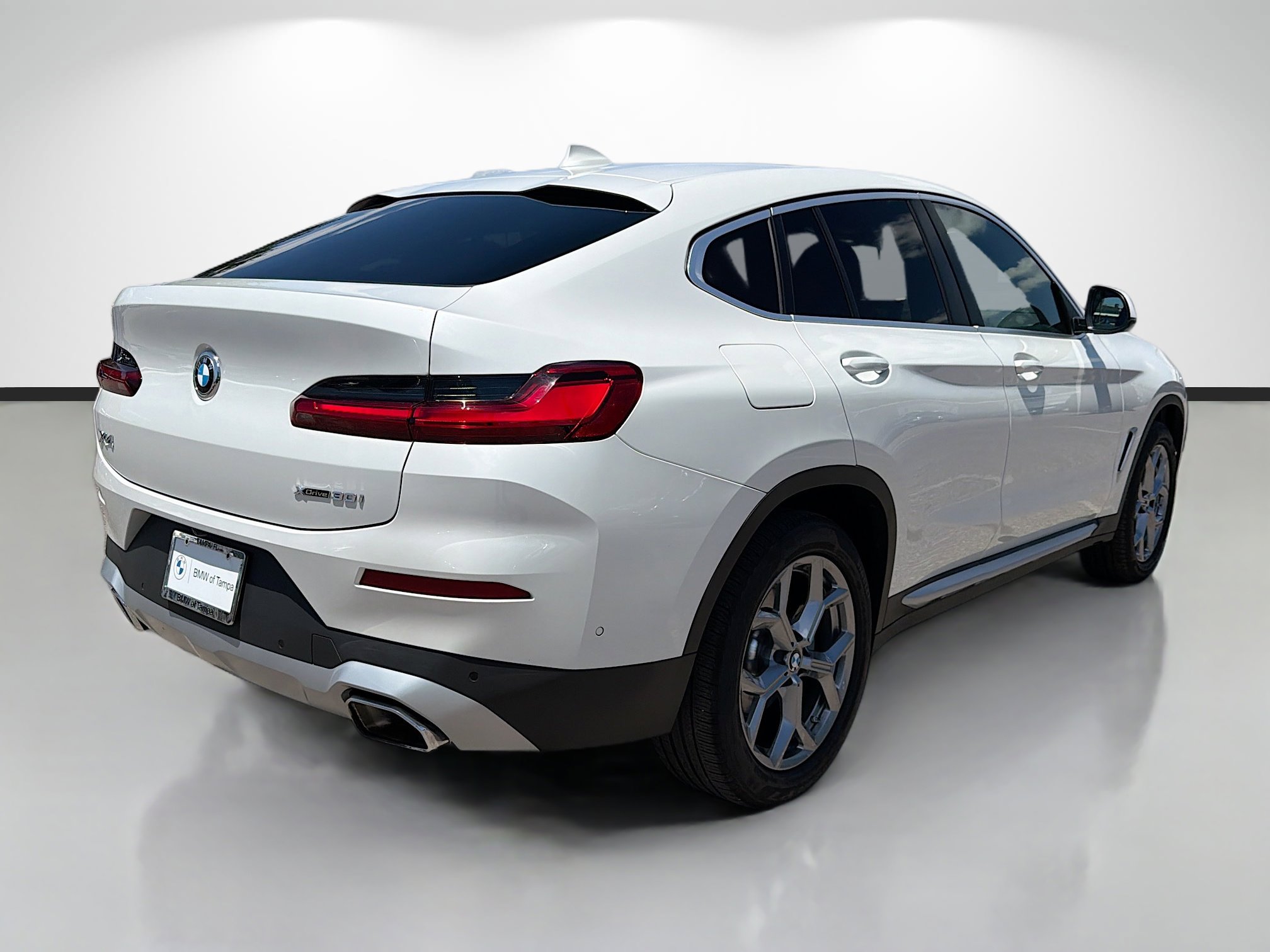 Used 2025 BMW X4 xDrive30i AWD/4WD image 3