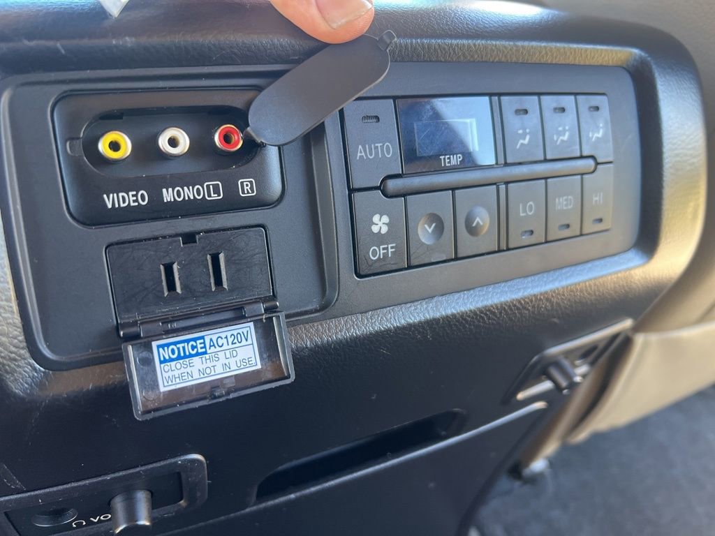 Used 2014 Toyota Sequoia Platinum image 41