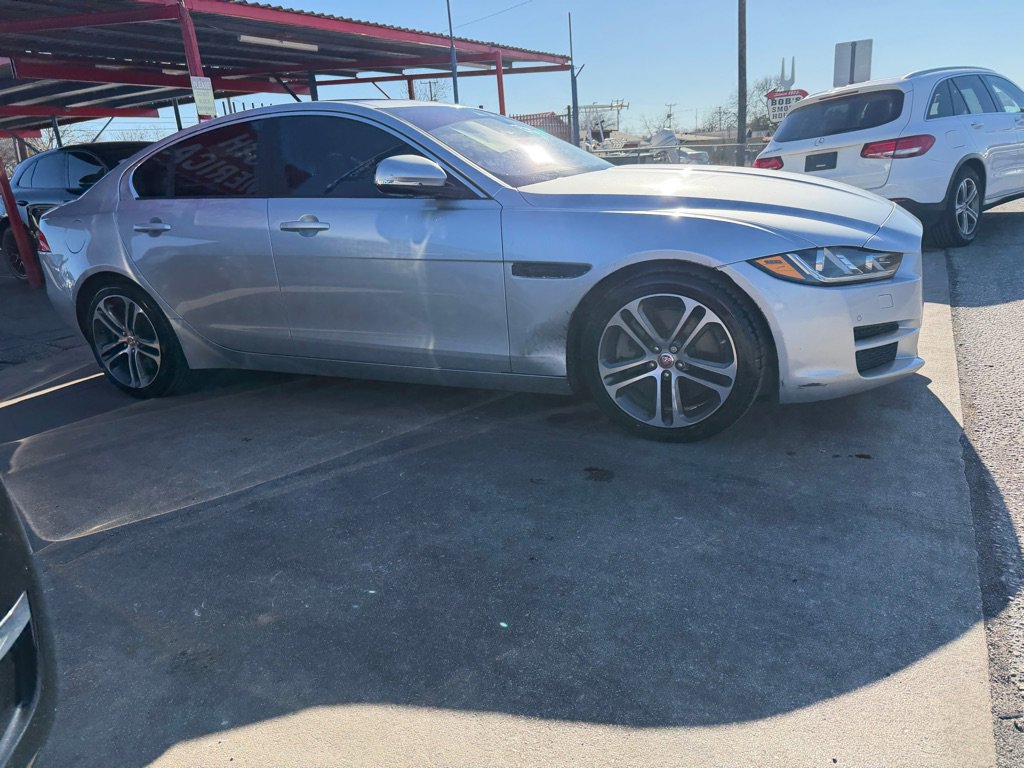Used 2017 Jaguar XE Premium image 12