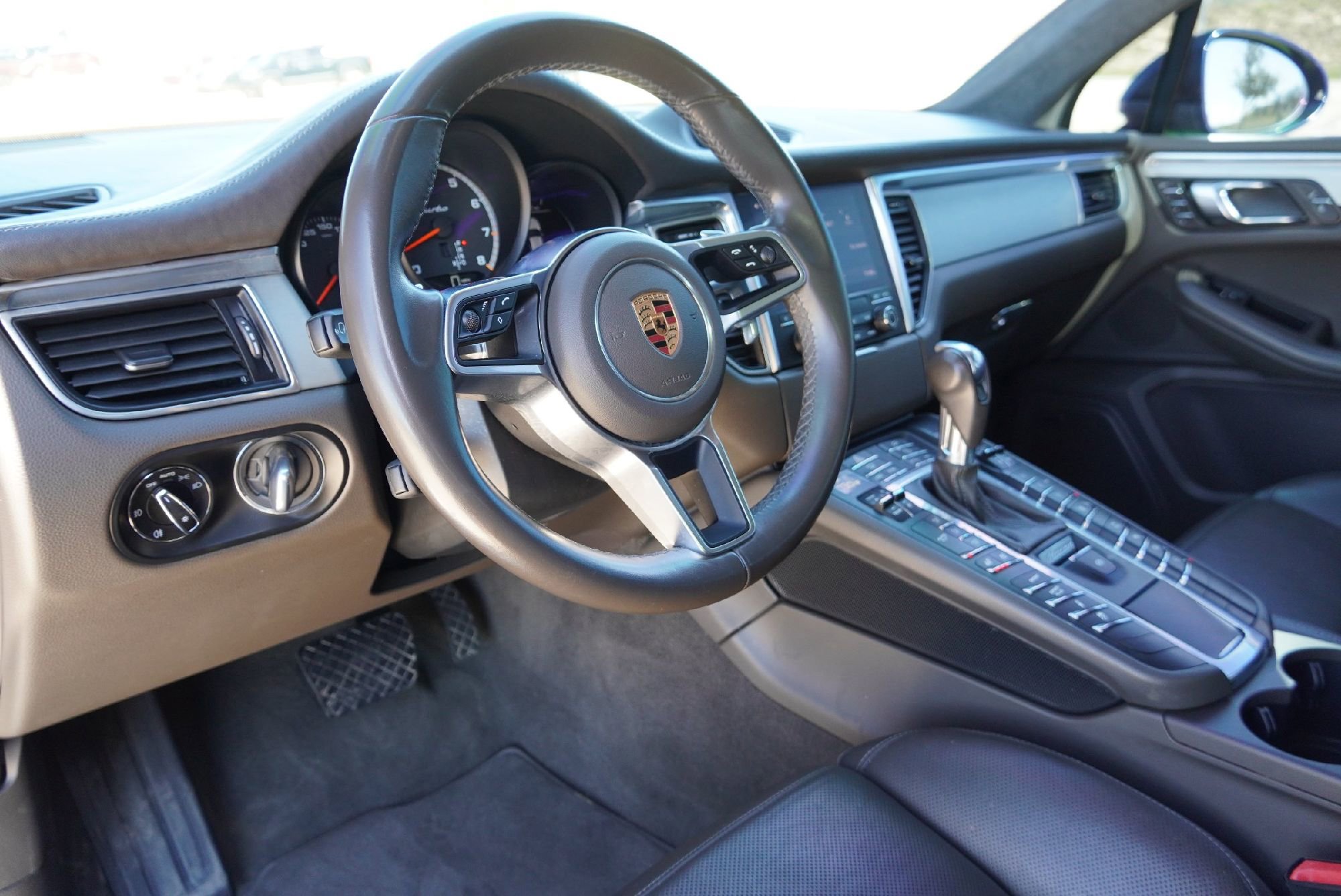 Used 2018 Porsche Macan Turbo image 8